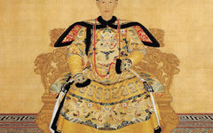 《乾隆朝服像》